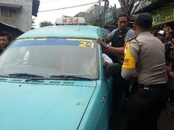 Ditolak Warga di Rawa Belong, Ahok Naik Mikrolet ke Polsek Kebon Jeruk