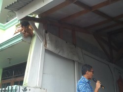 3 Anak di Kembangan Panjat Atap Rumah untuk Lihat Sandiaga