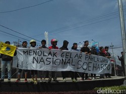 Mahasiswa Jember Demo Tolak Penetapan Soeharto Pahlawan Nasional