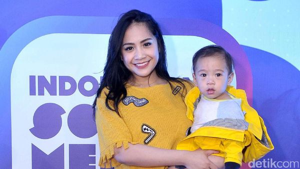Happy-nya Nagita Slavina Bersama Rafathar