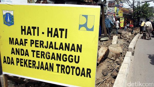 Trotoar Jalan Dewi Sartika Diperlebar