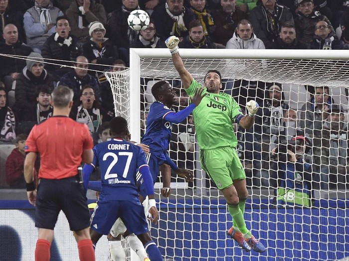 Buffon Ukir Penampilan ke-100 di Liga Champions