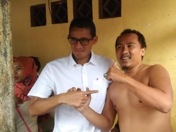 Tak Sempat Pakai Baju, Pria Ini Lari-lari Sapa Sandiaga