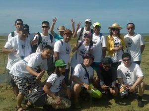 Serunya Menanam Mangrove di Wakatobi Bareng Nugie dan Davina Veronica