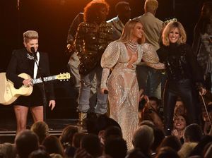 Seksinya Beyonce Bergaun Transparan di Penghargaan Musik Country