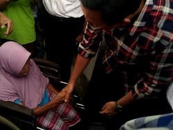 Beri Kartu Nama, Ahok Janjikan Kursi Roda ke Lansia di Pejaten