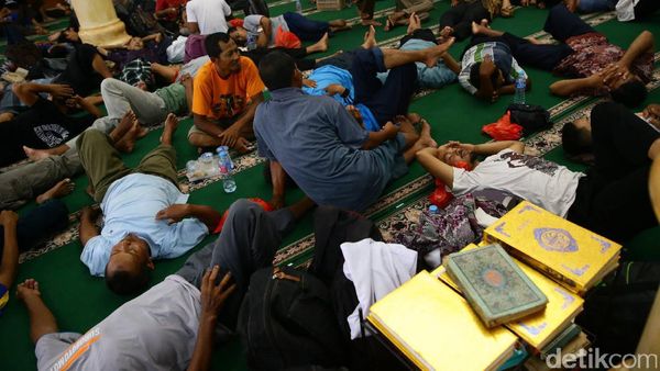 Pendemo Ahok Mulai Berdatangan di Petamburan