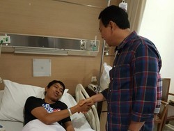 Ahok Jenguk Korban Pemukulan Rawa Belong