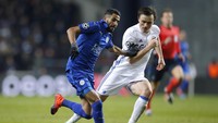 Riyad Mahrez berusaha melewati hadangan Thomas Delaney. Reuters / Andrew Couldridge.