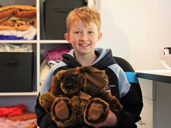 Bocah Laki-laki Ini Bikin Ratusan Boneka Beruang untuk Anak-anak yang Sakit