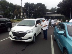 Warga Bagikan Stiker Kita Semua Bersaudara di Patung Kuda