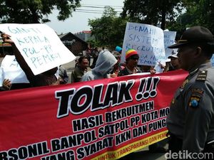 Warga Demo Kantor Satpol PP Mojokerto