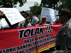 Warga Demo Kantor Satpol PP Mojokerto