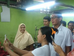 Datangi Pabrik Konveksi di Jakut, Sandiaga Janjikan Banyak Lapangan Kerja
