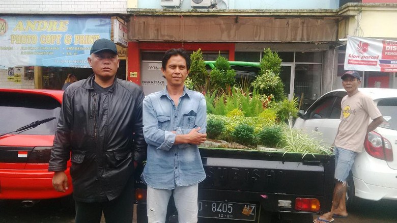 Tiba di Jakarta, Pendemo dari Bandung ini Bawa Tanaman untuk Pemprov DKI