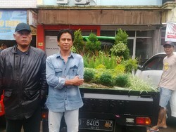 Tiba di Jakarta, Pendemo dari Bandung ini Bawa Tanaman untuk Pemprov DKI