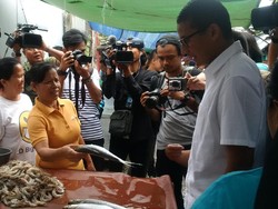 Beli Udang Saat Kampanye di Pasar Belek, Sandiaga Diberi Bonus