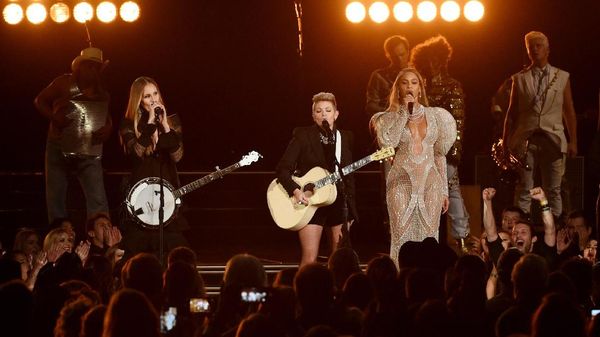 Beyonce Panaskan CMA Awards 2016