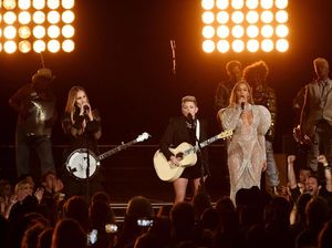 Beyonce Panaskan CMA Awards 2016