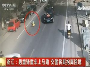 Viral, Video Bocah China Naik Mobil Mainan di Jalan Raya Viral, Video Bocah China Naik Mobil Mainan di Jalan Raya