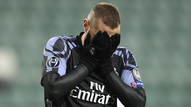 Legia Warsaw vs Real Madrid Real Madrid's French forward Karim Benzema reacts after Warsaw scored the 2-2 equalizer during the UEFA Champions League group F football match Legia Warsaw vs Real Madrid CF in Warsaw, Poland on November 2, 2016. / AFP PHOTO / ODD ANDERSEN