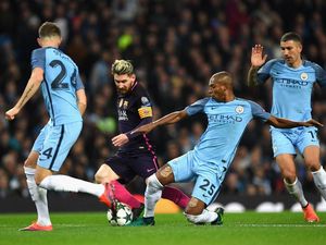 Fernandinho Bantah Tudingan Bertikai dengan Messi