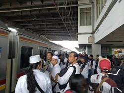 Massa Pendemo 4 November Bergerak dari Stasiun Depok Baru dengan KRL