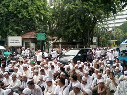 Demonstran 4 November Salat Jumat di Masjid BI, Luber Hingga Jalan
