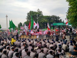 Brimob Asmaul Husna Sambut Demo di Depan istana