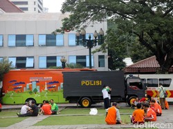 Petugas Kebersihan Bawa 3 Ribu Kantong Punguti Sampah, Satpol PP Jaga Taman