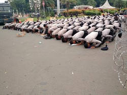 Khusyuknya Salat Jumat Polisi dan Pendemo 4 November di Monas