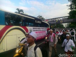 Massa Mulai Tinggalkan Jalan Medan Merdeka