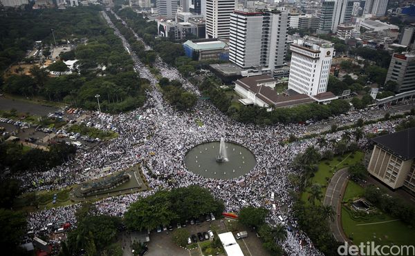 Massa Demo 4 November Padati Bundaran Patung Kuda