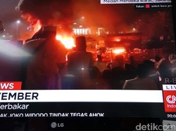 Dua Truk Polisi Dibakar Massa di Depan Istana
