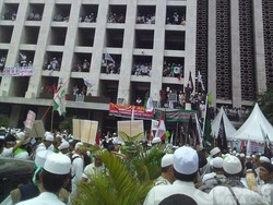 Masjid Istiqlal Disesaki Pendemo 4 November, Ada yang Bawa Bendera Palestina