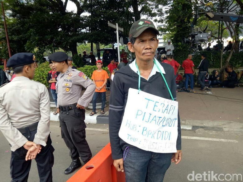 Tukang Pijat Didi, Berjuang Cari Rezeki di Riuhnya Demonstrasi