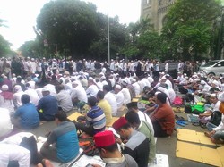 Masjid Istiqlal Penuh, Jamaah Salat Jumat di Jalan Depan Gereja Katedral