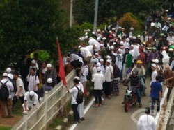 Massa Demo 4 November Makin Banyak, Menyeberang Jl Juanda Menuju Istiqlal