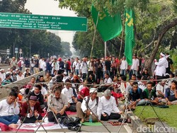 Ahmad Dhani Ikut Salat Jumat Bareng Pendemo
