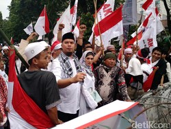Ada Apa antara Ahmad Dhani dengan Julia Perez?