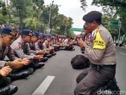 499 Personel Brimob Lantunkan Asmaul Husna Sambut Pendemo di Depan Istana