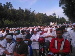 Massa Demo 4 November Salat Ashar di Depan Balai Kota