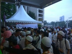 Sebagian Pendemo Balik Kanan ke Istiqlal untuk Tunaikan Salat Magrib