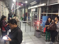 TransJakarta Berhenti Beroperasi, Sejumlah Penumpang Terlantar
