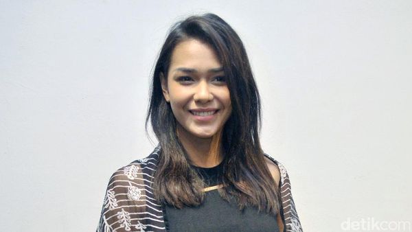 Pesona Adinia Wirasti dengan Busana Serba Hitam