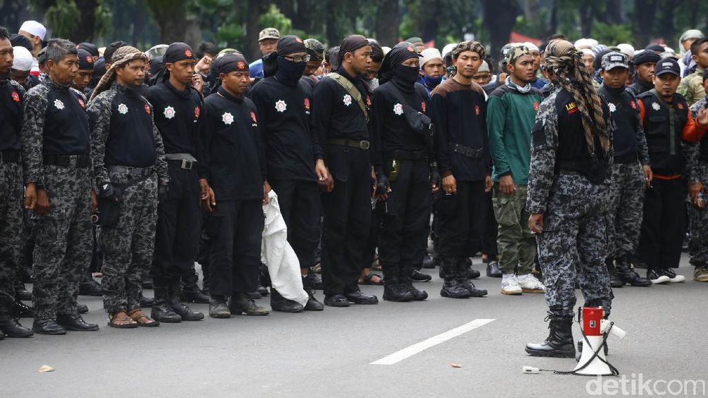 Laskar Mujahidin Rapatkan Barisan di Istana Laskar Mujahidin Rapatkan Barisan di Istana