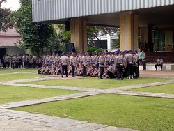Sebelum Bertugas, Pasukan Brimob Berswafoto di Gedung Balai Kota DKI