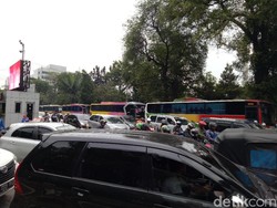 Bus-bus Pendemo Parkir di Pinggir Jalan, Lalin di Sekitar Istiqlal Macet