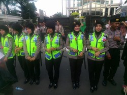 So Sweet! Pendemo Beri Mawar Merah ke Polwan Berjilbab