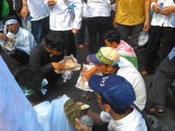 Makan Siang ala Pendemo di Tengah Pergerakan Massa ke Istana